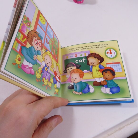 Maggie's Show & Tell Fisher Price (Figure that TALKS) & Book - Picture 7 of 12